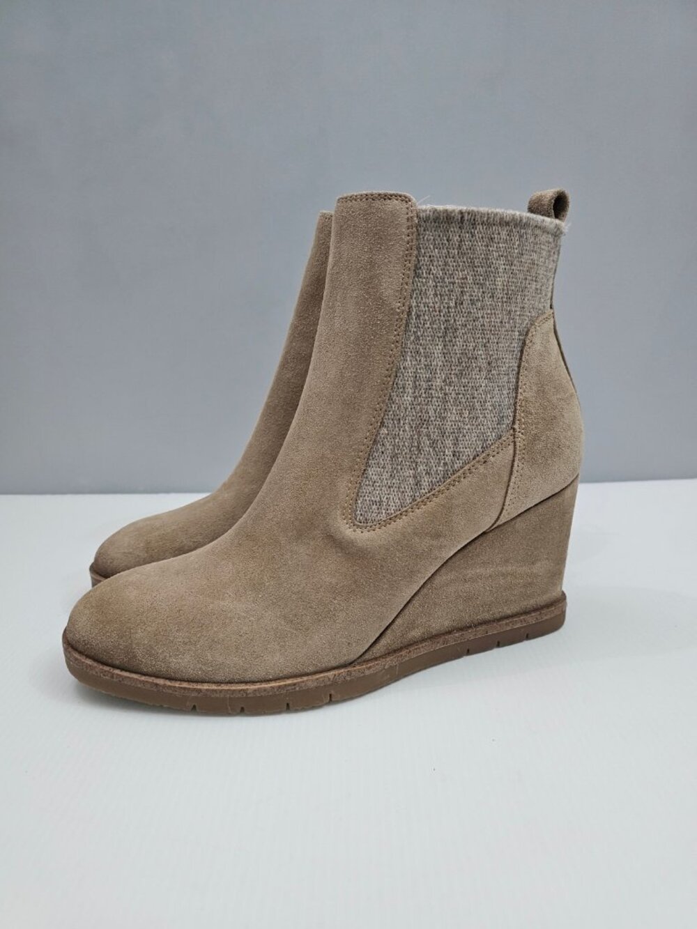 Sofft Monica Chelsea Wedge Ankle Boot Womens 10 Barley Suede Comfort Waterproof